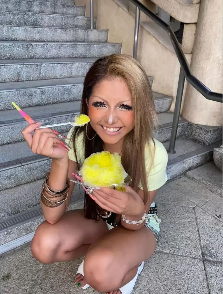 17岁日本辣妹辍学边当杂志模特边工地搬砖,长指甲断了上胶水,和工友打成一片? 17岁日本辣妹辍学边当杂志模特边工地搬砖,长指甲断了上胶水,和工友打成一片?