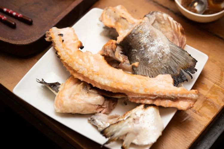 中国大妈被捕，只因偷了10块钱的鱼骨头？日本网友：这下知道她家店卖的都是啥了吧…