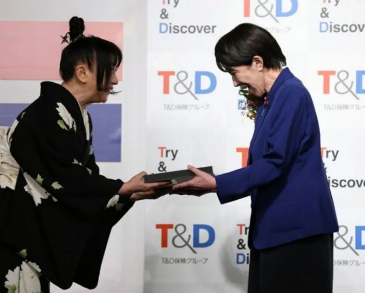 日本2025年度新语·流行语大赏出炉!高市早苗获头奖,演讲后却赶忙下台? 日本2025年度新语·流行语大赏出炉!高市早苗获头奖,演讲后却赶忙下台?