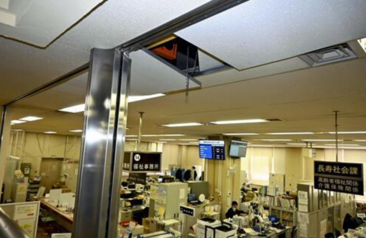 日本岛根县东部地震致多地建筑受损 日本岛根县东部地震致多地建筑受损