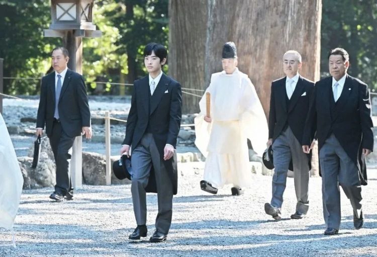 高市早苗拿着安倍遗像去参拜,笑容展现超强信念感?日本网友:安倍老婆都干不出来这事儿! 高市早苗拿着安倍遗像去参拜,笑容展现超强信念感?日本网友:安倍老婆都干不出来这事儿!