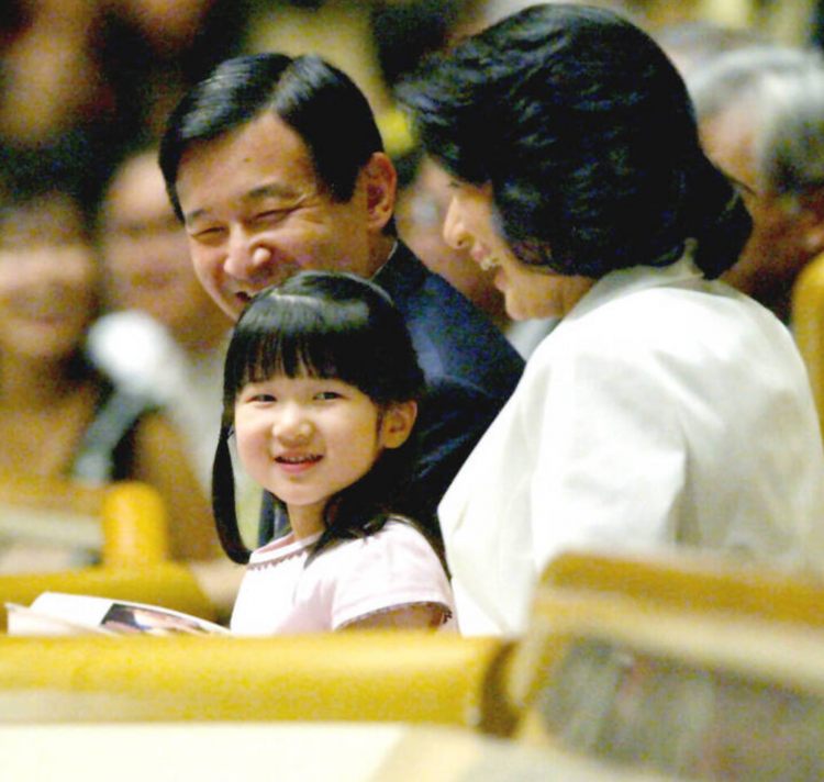 天皇夫妇携爱子公主观战相扑