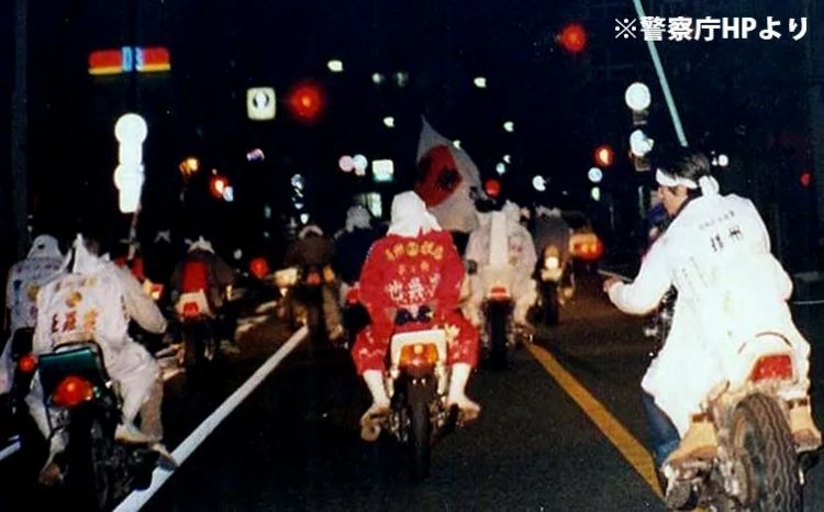 成人式穿得像花圈的不良少年，怎么成了日本独特的文化符号？