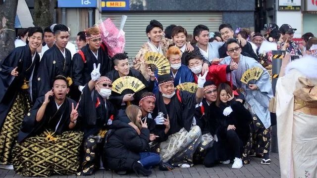 成人式穿得像花圈的不良少年，怎么成了日本独特的文化符号？