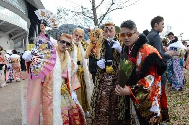 成人式穿得像花圈的不良少年，怎么成了日本独特的文化符号？
