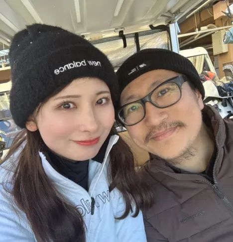 日本销冠女孩如愿嫁50岁大叔,上综艺秀恩爱却被喷“找干爹”?比起金钱,她直言更担心“造人没劲”… 日本销冠女孩如愿嫁50岁大叔,上综艺秀恩爱却被喷“找干爹”?比起金钱,她直言更担心“造人没劲”…