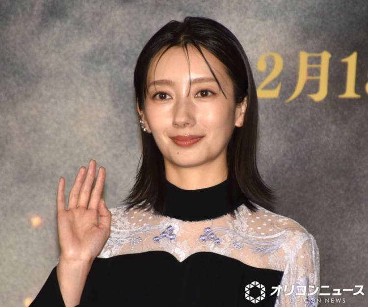 波瑠婚后首度公开亮相 出席新剧《北方谦三 水浒传》发布会