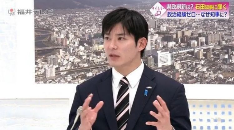 日本最年轻知事酷似韩国爱豆，一上任便让全网兴奋？但有人却瞧不起：“只是个花瓶”…