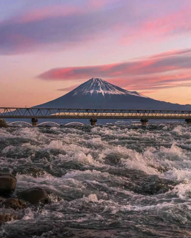 高市早苗连任；米兰冬奥男子花滑爆冷？《柯南》毛利兰声优病休 娜美声优代班？中森明菜复出巡演；| 百通板