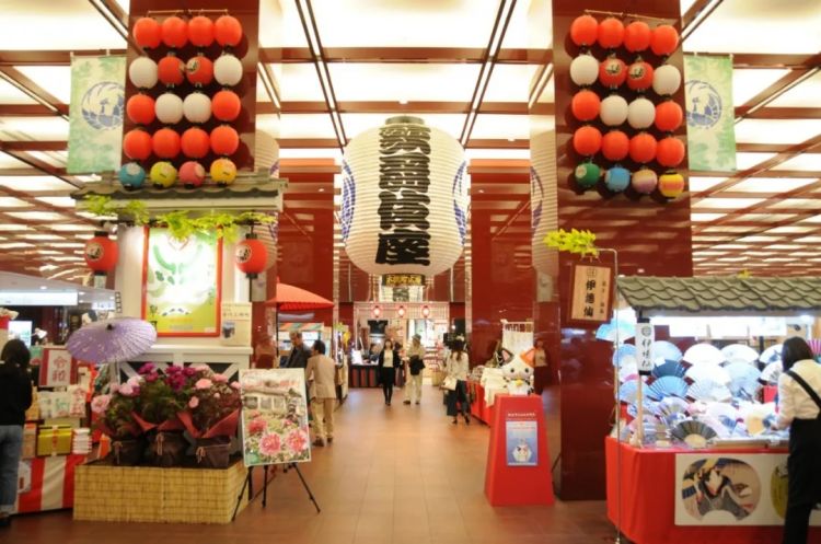 红木、金漆、四百年：在东京与京都，推开歌舞伎的大门