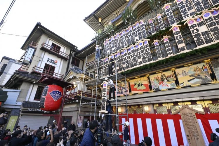 红木、金漆、四百年：在东京与京都，推开歌舞伎的大门