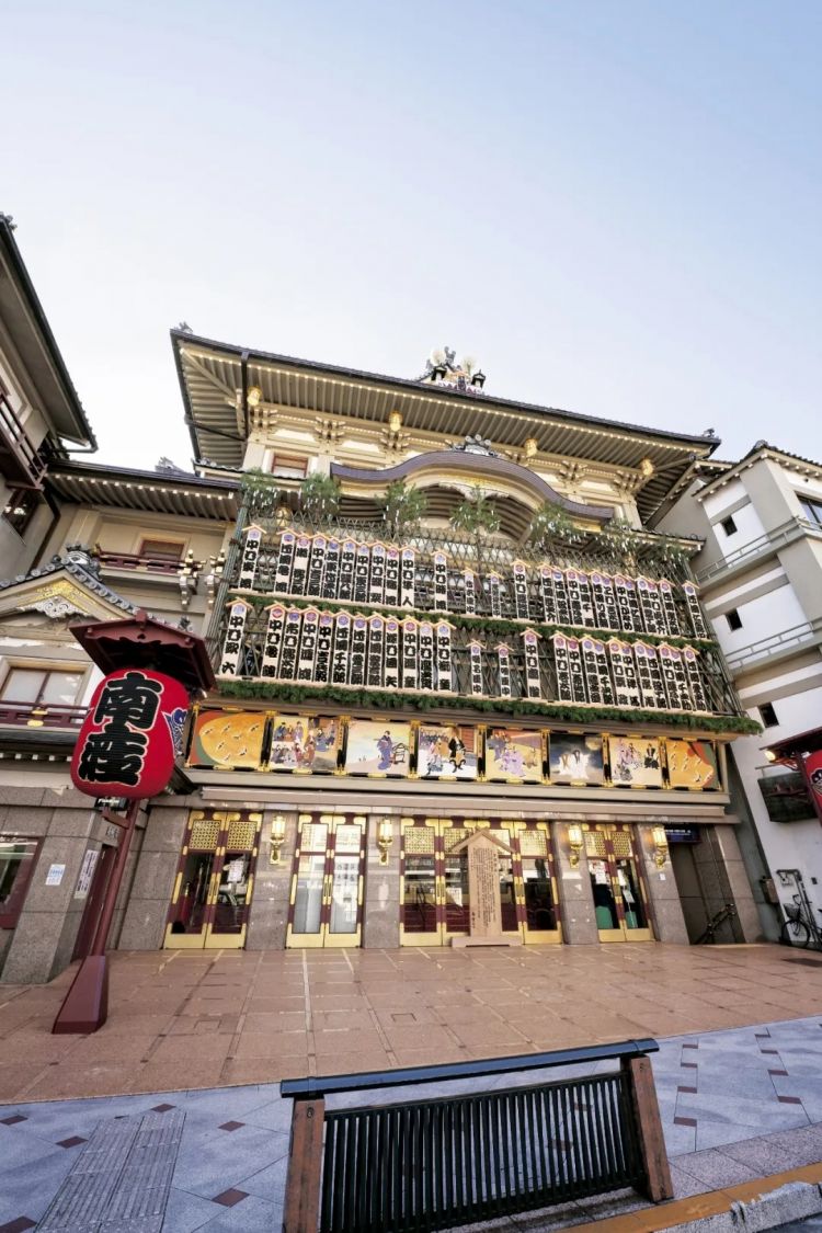 红木、金漆、四百年：在东京与京都，推开歌舞伎的大门