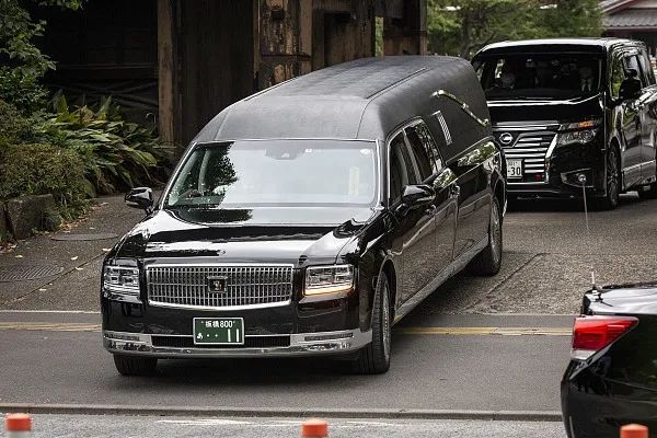 中国老板，一年为上万日本人送葬