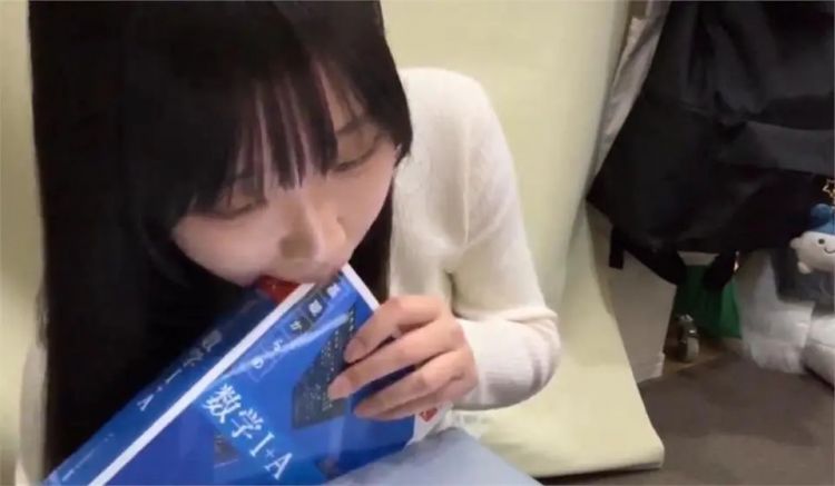 樱花妹把数学书“含一口”后挂上网卖,竟拍卖了3.5万日元!日本网友吵翻了:这是新型炼金术?! 樱花妹把数学书“含一口”后挂上网卖,竟拍卖了3.5万日元!日本网友吵翻了:这是新型炼金术?!