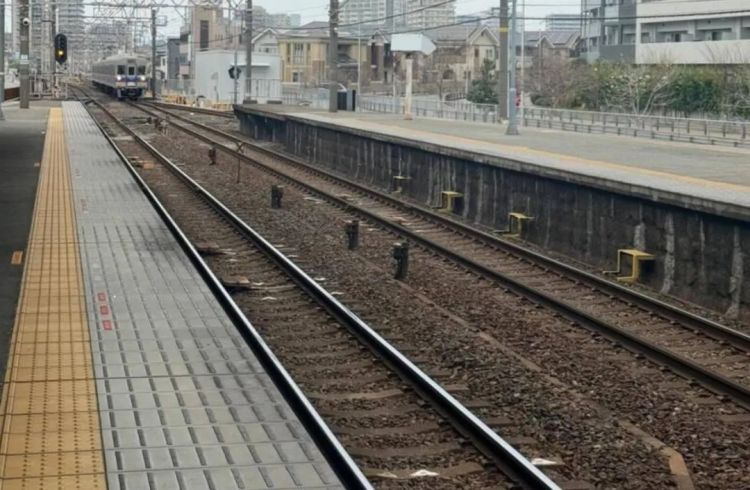 日本男子跳轨轻生被电车撞飞,中国女游客遭“人体炮弹”砸中,丈夫拼命护妻:她是我的命! 日本男子跳轨轻生被电车撞飞,中国女游客遭“人体炮弹”砸中,丈夫拼命护妻:她是我的命!