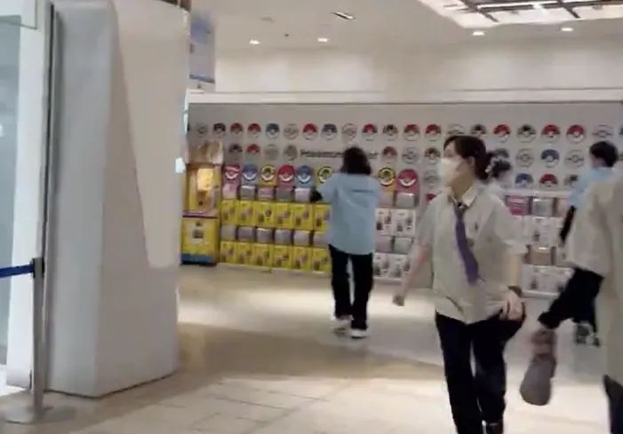 日本跟踪狂闯入东京池袋商场杀害前女友,下一秒又刺死自己?日网这次却不骂警察“不作为”了? 日本跟踪狂闯入东京池袋商场杀害前女友,下一秒又刺死自己?日网这次却不骂警察“不作为”了?