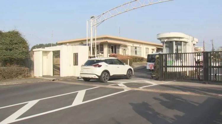 第282期：东京万人集会抗议高市早苗修宪？自卫队军官闯入中国大使馆；日本或于4月实现学校免费供餐？内田有纪X柏原崇秘密完婚？| 百通板