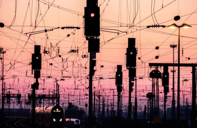 第282期：东京万人集会抗议高市早苗修宪？自卫队军官闯入中国大使馆；日本或于4月实现学校免费供餐？内田有纪X柏原崇秘密完婚？| 百通板