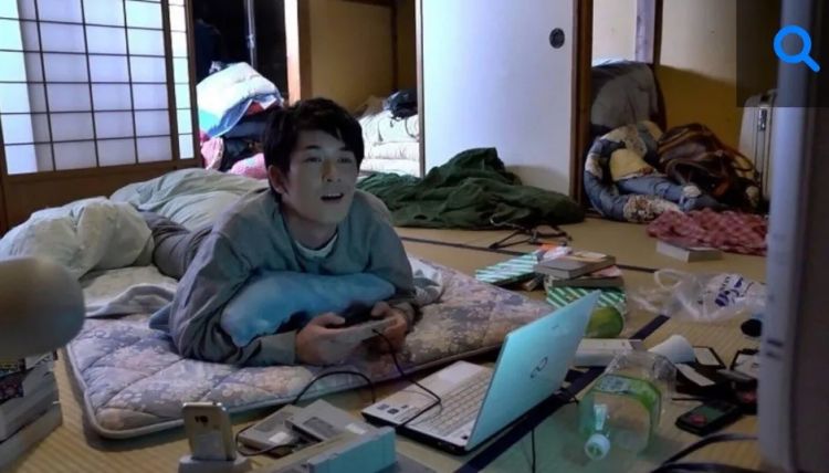 日本68岁“资深少女”啃老30年，90岁妈妈去世后留下存摺，她一翻脸都绿了