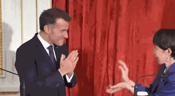 高市早苗欲讨好马克龙，拉着他上演“龟派气功”？日本网民气不打一处来，但却有人夸她有“大智慧”？