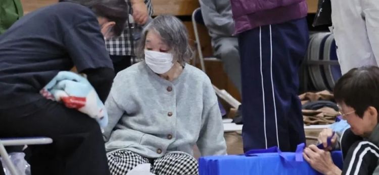 日本68岁“资深少女”啃老30年，90岁妈妈去世后留下存摺，她一翻脸都绿了