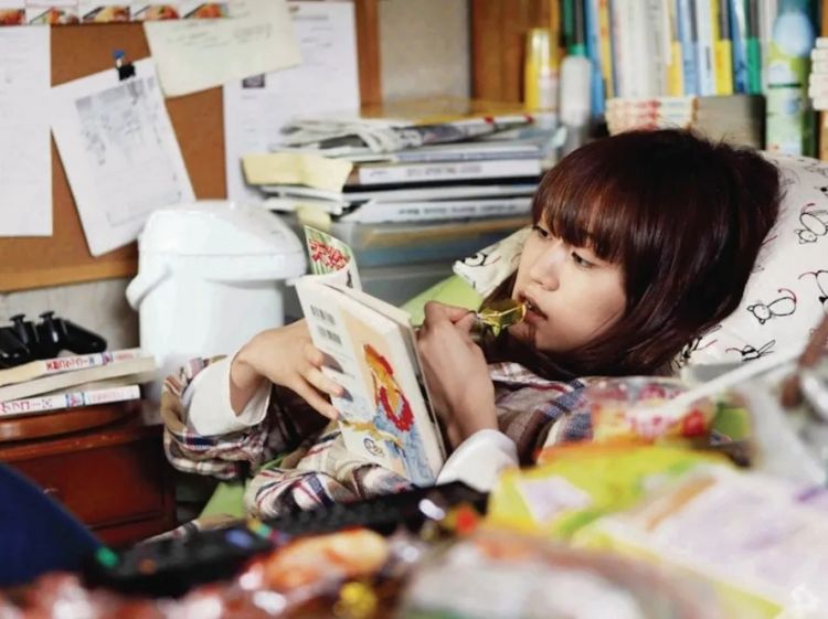 日本68岁“资深少女”啃老30年，90岁妈妈去世后留下存摺，她一翻脸都绿了