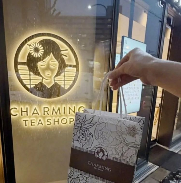 霸王茶姬遭遇日本“粘贴式抄袭”，LOGO花旦换和服，菜单包装全复制，连日网友都怒了！