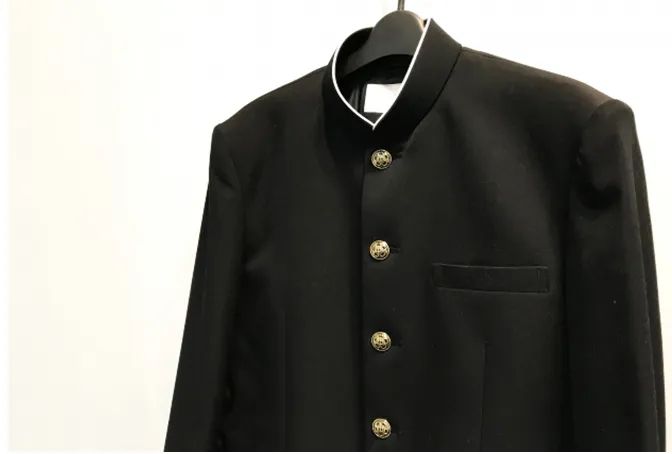 一套校服竟要两千块？！“抹除个性”的统一校服正在日本逐渐登场……