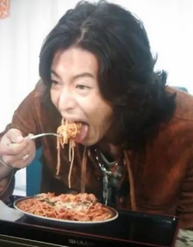 木村拓哉吃相难看引争议?手肘撑桌、伸舌头、吧唧嘴…日网:50多岁的人还这么没教养! 木村拓哉吃相难看引争议?手肘撑桌、伸舌头、吧唧嘴…日网:50多岁的人还这么没教养!