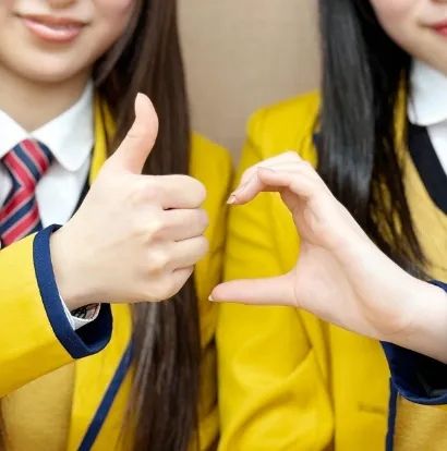 大人，时代变了！传统的剪刀手和比心已是过去式，现在的日本女高都流行什么样的拍照姿势？