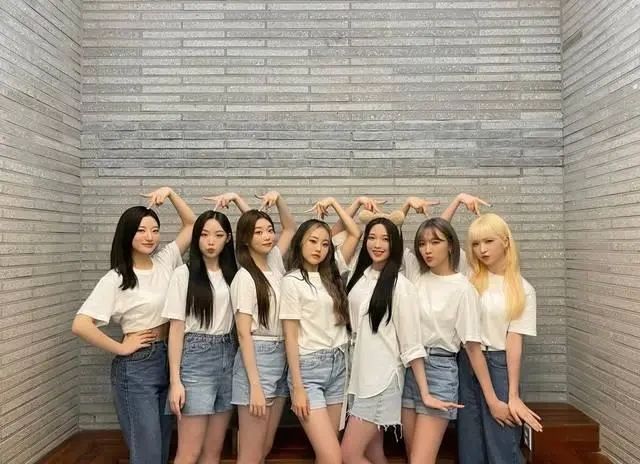 大人，时代变了！传统的剪刀手和比心已是过去式，现在的日本女高都流行什么样的拍照姿势？