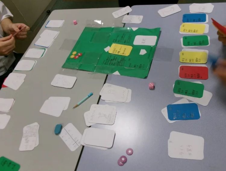 日本警察恳求同事下载拼某多？消防长强迫下属玩自制桌游？日网：小学生怎么混进去了？