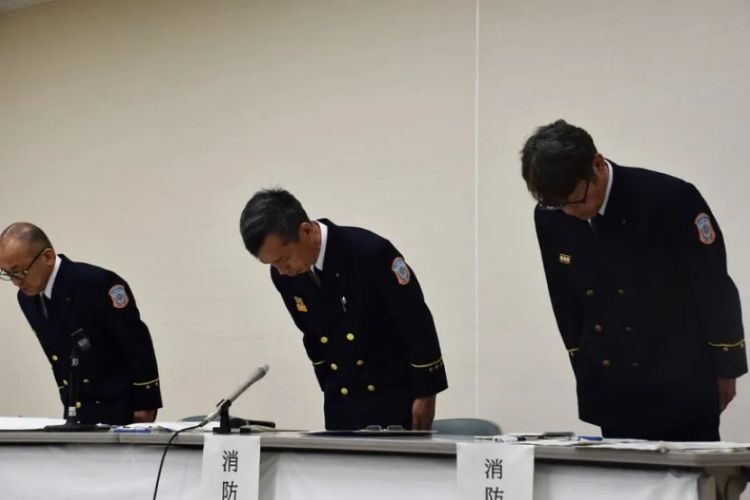 日本警察恳求同事下载拼某多？消防长强迫下属玩自制桌游？日网：小学生怎么混进去了？