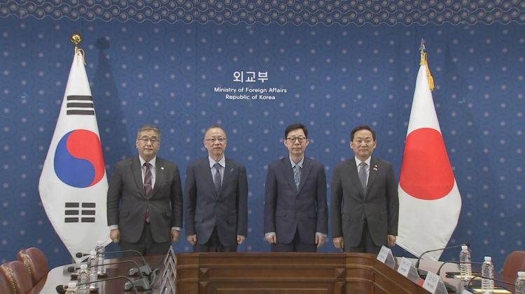 日韩首次举行外长防长“2+2”会议 