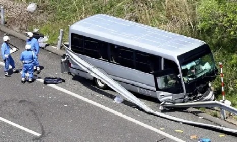 日本高速公路发生事故，致车内十余名学生死伤！肇事车辆系黑车，竟是校方为了省钱？