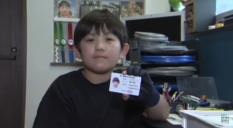 日本小孩哥才九岁就拿下国家电工证！？操作堪比老师傅，专家看了都想直发Offer！