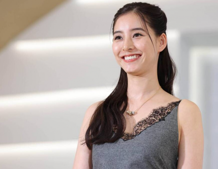 新木优子婚后首度公开亮相 展露幸福笑容