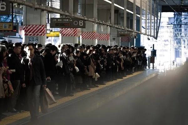 东京某大学台风登陆时还继续上课，学生却连连叫好？日网：就算学校炸了他们也不停！