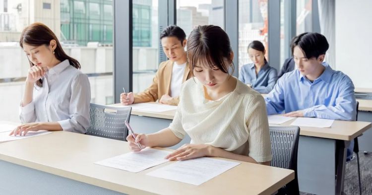 东京某大学台风登陆时还继续上课，学生却连连叫好？日网：就算学校炸了他们也不停！