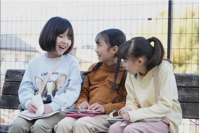 都2026年了，日本人还在疯抢贴纸！原价翻倍、山寨横行，童年回忆为何变味？