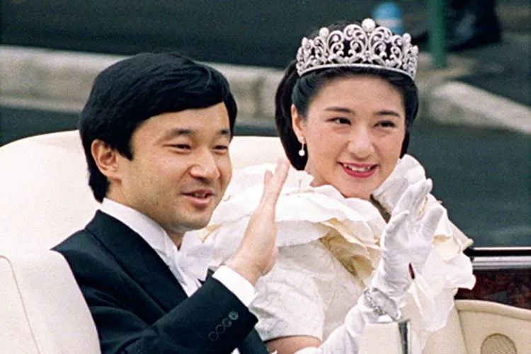 “这一生我会用尽全力守护你”：日本天皇夫妇成婚33周年，重温两人那些治愈温柔的笑容