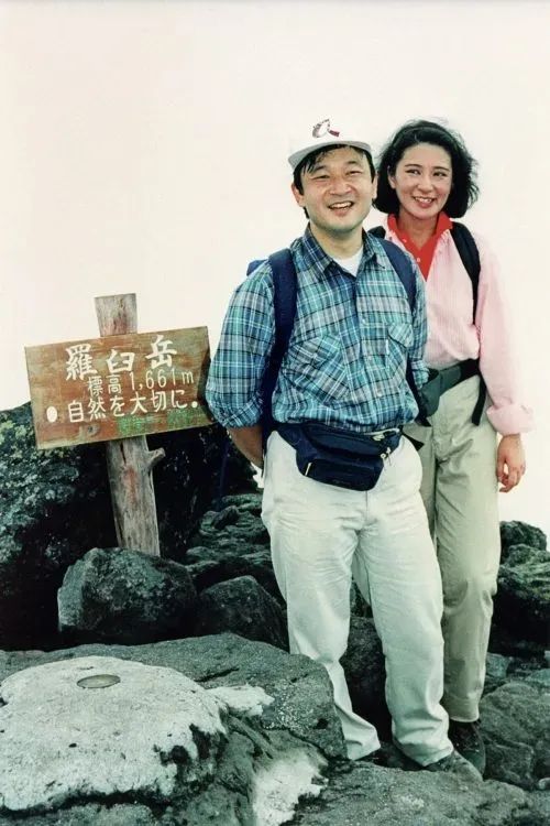 “这一生我会用尽全力守护你”：日本天皇夫妇成婚33周年，重温两人那些治愈温柔的笑容