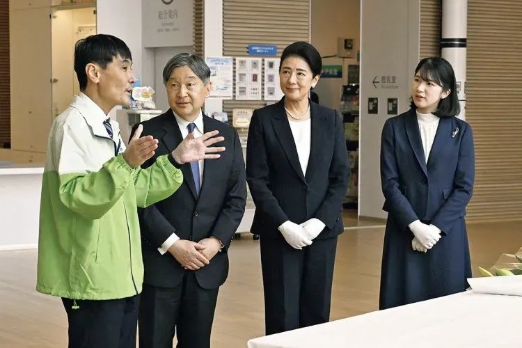 “这一生我会用尽全力守护你”：日本天皇夫妇成婚33周年，重温两人那些治愈温柔的笑容
