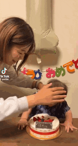 日本女人把1岁小孩头部塞进蛋糕，周围人却狂笑不止！连日娱女星都直呼心碎……