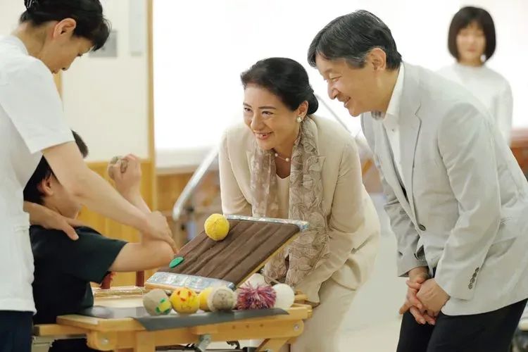 “这一生我会用尽全力守护你”：日本天皇夫妇成婚33周年，重温两人那些治愈温柔的笑容