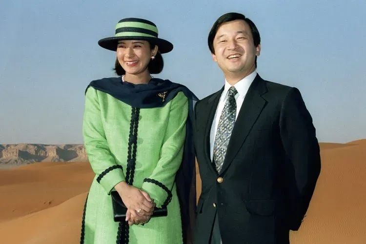 “这一生我会用尽全力守护你”：日本天皇夫妇成婚33周年，重温两人那些治愈温柔的笑容