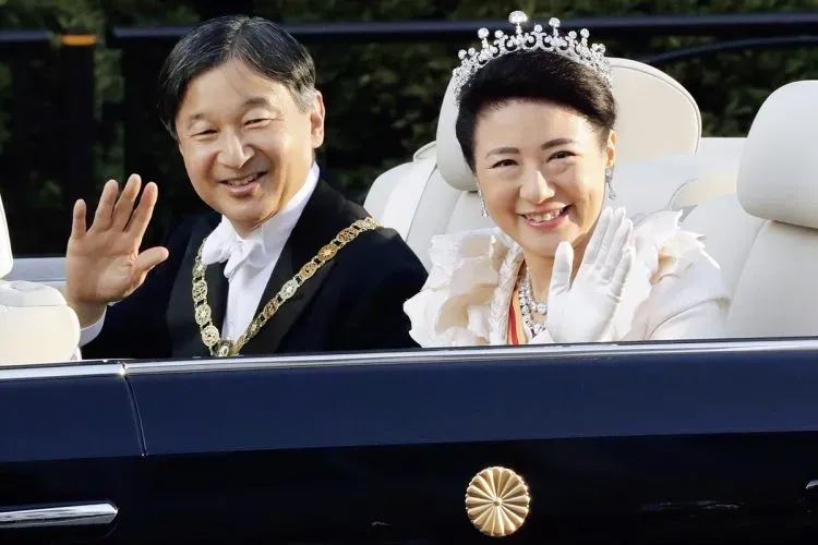 “这一生我会用尽全力守护你”：日本天皇夫妇成婚33周年，重温两人那些治愈温柔的笑容