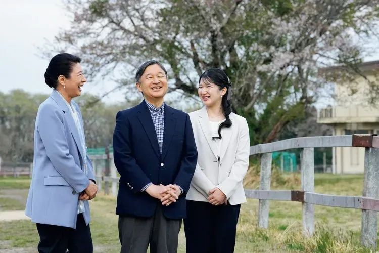 “这一生我会用尽全力守护你”：日本天皇夫妇成婚33周年，重温两人那些治愈温柔的笑容