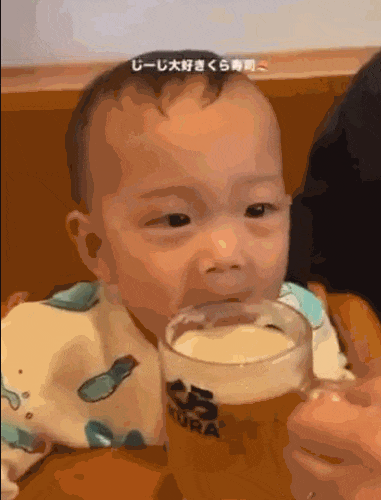 日本女人把1岁小孩头部塞进蛋糕，周围人却狂笑不止！连日娱女星都直呼心碎……
