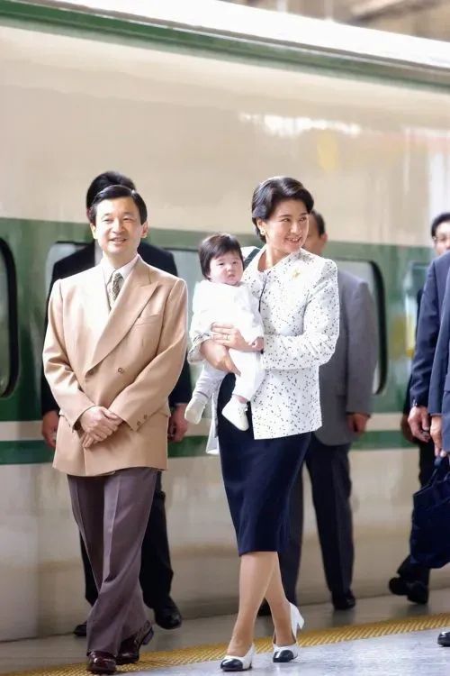 “这一生我会用尽全力守护你”：日本天皇夫妇成婚33周年，重温两人那些治愈温柔的笑容